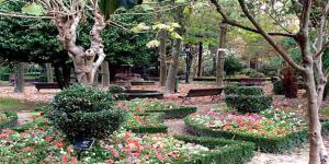 un parque con un montón de flores y árboles en KALIDAS HOSTEL SUITES, en Caldas de Reis