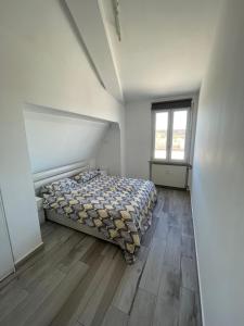 - une chambre avec un lit et du parquet dans l'établissement La terrazza sul Trebbia, à Rivergaro