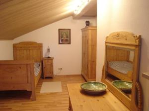 Zimmer mit 2 Etagenbetten und einem Tisch in der Unterkunft Landhaus Surner in Triftern
