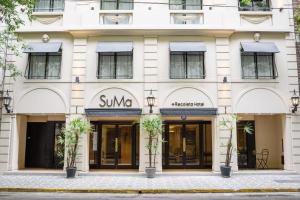 una facciata di un edificio con un negozio di sunoco di SuMa Recoleta Hotel a Buenos Aires