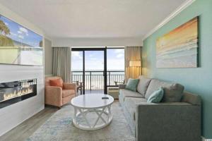 Χώρος καθιστικού στο Immaculate Ocean Front Condo With Fireplace! 1BR King Suite - Sleeps 6! - Caribbean Resort 427