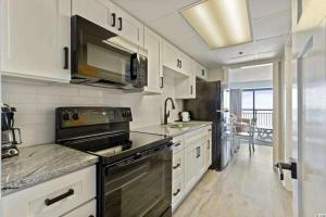 Η κουζίνα ή μικρή κουζίνα στο Immaculate Ocean Front Condo With Fireplace! 1BR King Suite - Sleeps 6! - Caribbean Resort 427