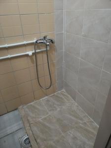 的住宿－Oko Jastrepca，浴室内带软管的淋浴