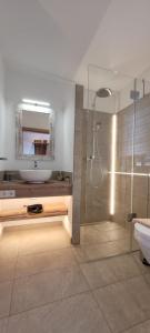 A bathroom at Hochalmbahnen Chalets Rauris 1-20 WE1, Maislaufeldweg 1r EG Még 5 kép