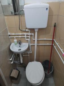 łazienka z toaletą i umywalką w obiekcie Oko Jastrepca 