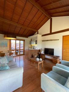 uma sala de estar com dois sofás e uma televisão em Charmoso Chalet em Teresópolis