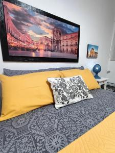 - une chambre dotée d'un lit avec une grande photo sur le mur dans l'établissement La casetta di Diana Ortigia, à Syracuse