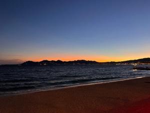 Blick auf den Strand bei Sonnenuntergang in der Unterkunft STUDIO avec terrasse 400m Croisette / Rue d’Antibes in Cannes