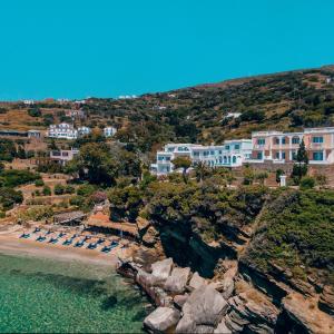 uma vista aérea de uma praia com cadeiras e edifícios em Aneroussa Beach Hotel em Batsi