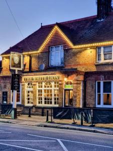 a building with a sign that reads when white lion at Cute Cottage in Egham Heathrow- 7 Guests 3 bedrooms in Egham