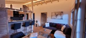A television and/or entertainment centre at Hochalmbahnen Chalets Rauris 1-16 WE2, Maislaufeldweg 1p OG