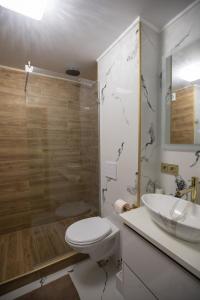 a bathroom with a toilet and a shower and a sink at Apartament Gold in Târgu Ocna