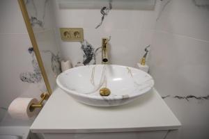 a bathroom with a bowl sink on a counter at Apartament Gold in Târgu Ocna