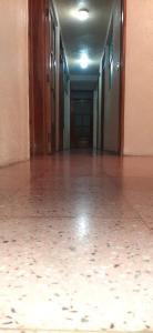 une pièce vide avec un sol en difficulté et un couloir dans l'établissement Casa para viajes de descanso o de negocios, à Quetzaltenango