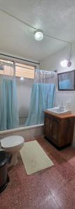 a bathroom with a toilet and a sink at Casa para viajes de descanso o de negocios in Quetzaltenango