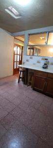 a bathroom with a sink and a large mirror at Casa para viajes de descanso o de negocios in Quetzaltenango