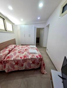 1 dormitorio con 1 cama con manta roja en La Finestrella, en Belvedere Marittimo