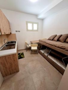 sala de estar con sofá y lavamanos en La Finestrella, en Belvedere Marittimo