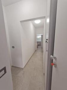 un pasillo vacío con un pasillo que conduce a una habitación en La Finestrella, en Belvedere Marittimo