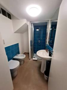 a bathroom with two toilets and a sink at La Finestrella in Belvedere Marittimo