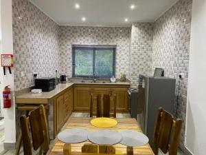 Η κουζίνα ή μικρή κουζίνα στο Jasmine Stay Self-Catering Apartments