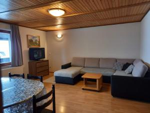 sala de estar con sofá y mesa en Apartma Kramar Podkoren, en Kranjska Gora