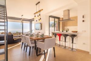 マニルバにある2260-Luxury villa with private pool and seaviewのキッチン、ダイニングルーム(テーブル、椅子付)