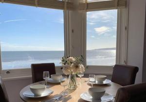 Una mesa de comedor con vista al mar. en Apartment 14, The Moorings - Beachfront & panoramic sea views, en Filey