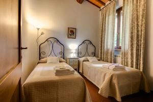 A bed or beds in a room at La Compagnia del Chianti
