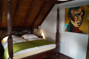 オッフェンバッハにあるVilla Paz Rhein-Main Offenbachのベッドルーム1室(壁に絵画が描かれたベッド1台付)