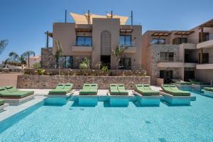 Bazén v ubytování Paralos Venus Suites Adults Only nebo v jeho okolí