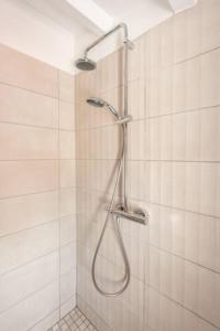 een douche met een douchekop in de badkamer bij Le marronnier 2 in LʼIsle-sur-la-Sorgue