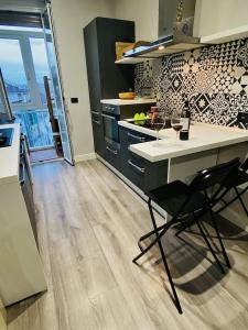 cocina con encimera, mesa y sillas en FRESH HOME, en Turín