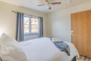 - une chambre avec un lit blanc et une fenêtre dans l'établissement Fairbanks Comfort And Coffee Suite 1, à Fairbanks