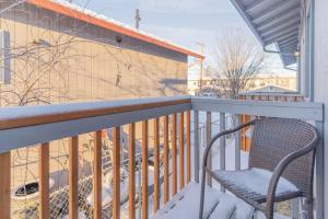 Balkon atau teras di Fairbanks Comfort And Coffee Suite 1