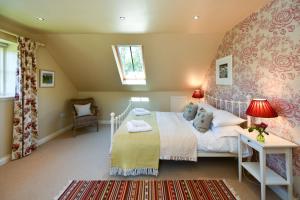 um quarto com uma cama grande e uma janela em Stables Cottage em Stranraer
