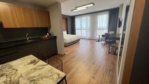 a hotel room with a kitchen and a bedroom at Flora Ordu Hotel Apart Suite in Ordu