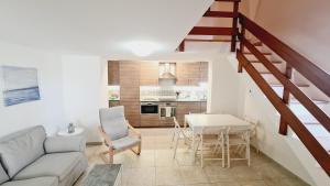 uma sala de estar com um sofá e uma mesa em Giada House em Porto Cesareo