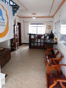 Diamantina Ecohostel في ديامانتينا: غرفة معيشة مع طاولة وكراسي في غرفة