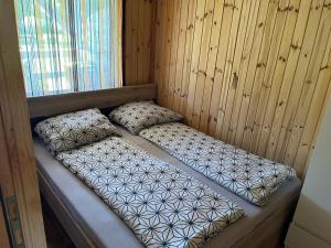 Posteľ alebo postele v izbe v ubytovaní Domki Adrian - Muszelki 66