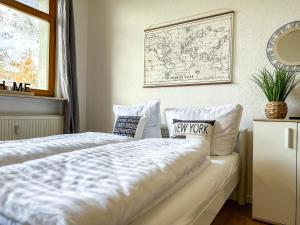 سرير أو أسرّة في غرفة في COZY 1-Zi-Whg Nähe Straßburg & Europa Park