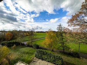 uma vista aérea de um parque com árvores e relva em COZY 1-Zi-Whg Nähe Straßburg & Europa Park em Kehl am Rhein