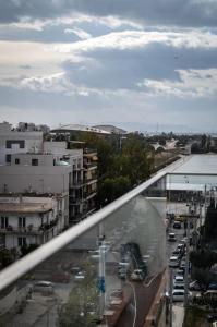 vistas a una ciudad con una calle y edificios en Μεζονέτα με θέα στο πάρκο Σταύρος Νιάρχος TWO en Athens