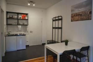 a kitchen with a table and chairs in a room at Schöne 4-Bettzimmer Wohnung in Celle in Celle