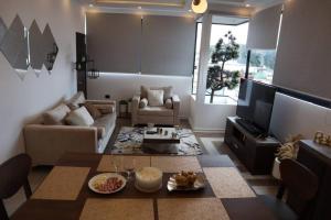 a living room with a couch and a table at Luxurious and Central Apartment 2Br in Xalapa