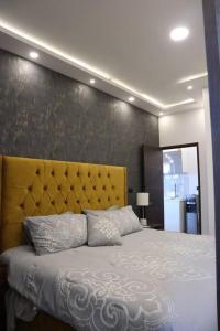 Tempat tidur dalam kamar di Luxurious and Central Apartment 2Br