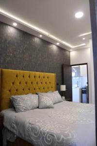 a bedroom with a large bed with a yellow headboard at Luxurious and Central Apartment 2Br in Xalapa