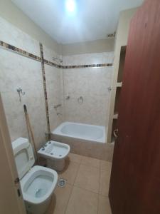 y baño con aseo, bañera y bidet. en Alq Toba- Hermoso Duplex en Bajo la Viña en San Salvador de Jujuy