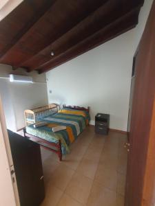 ein Schlafzimmer mit einem Bett in einem Zimmer in der Unterkunft Alq Toba- Hermoso Duplex en Bajo la Viña in San Salvador de Jujuy