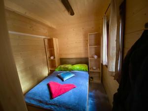 Tempat tidur dalam kamar di Wooden lodge with jacuzzi